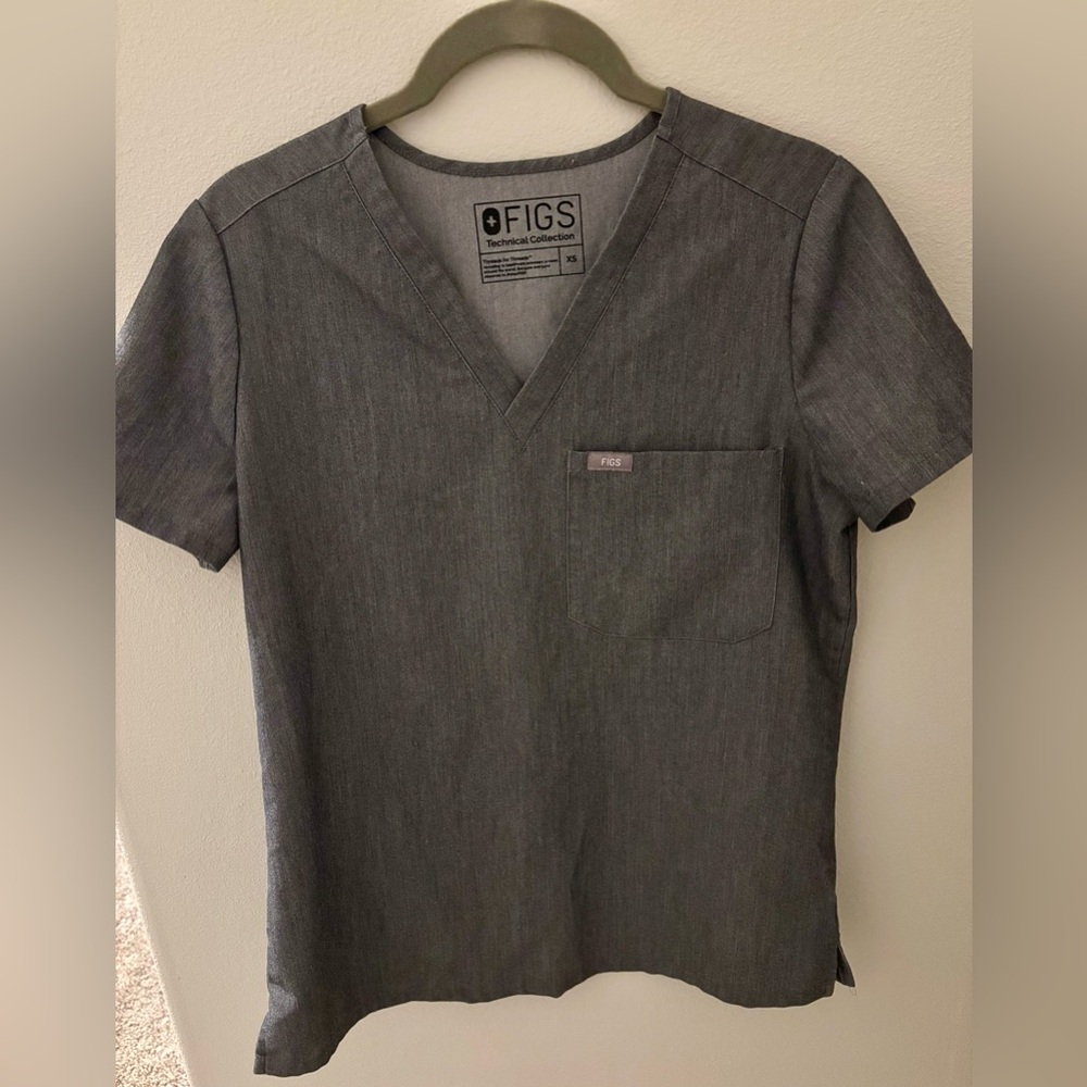 Figs Short Sleeve V-Neck Scrub Top in Gray